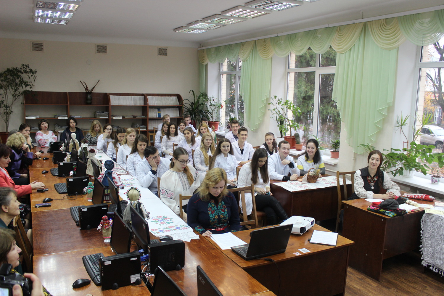 2. Наталія Свиридюк проводить майстер-клас для студентів-медиків.